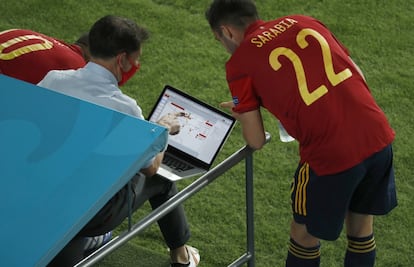 Sarabia recibe instrucciones en el partido contra Suecia.