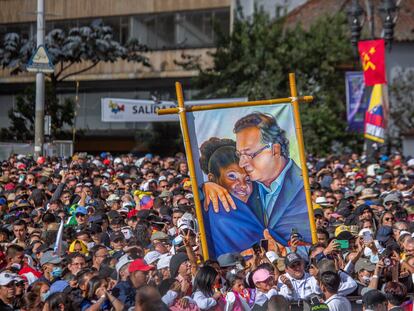 Una multitud asiste a la toma de posesión de Gustavo Petro como presidente de Colombia, en Bogotá, el 7 de agosto de 2022.