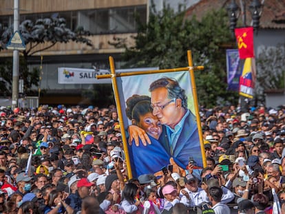 Una multitud asiste a la toma de posesión de Gustavo Petro como presidente de Colombia, en Bogotá, el 7 de agosto de 2022.