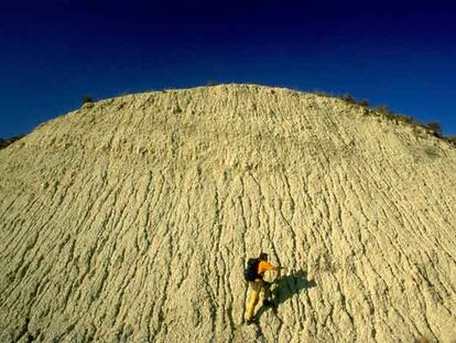 Las lomas de yeso sin cobertura vegetal forman parte del paisaje en el entorno de las cuevas de Sorbas, en Almería.