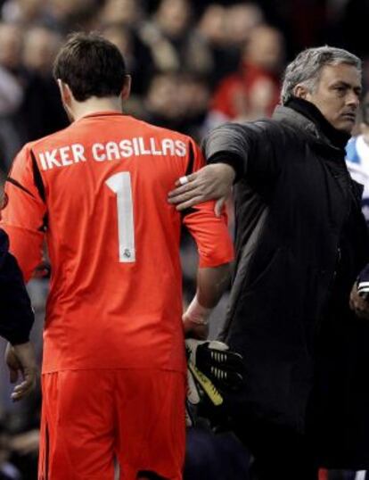 Casillas sale de Mestalla lesionado en presencia de Mourinho.