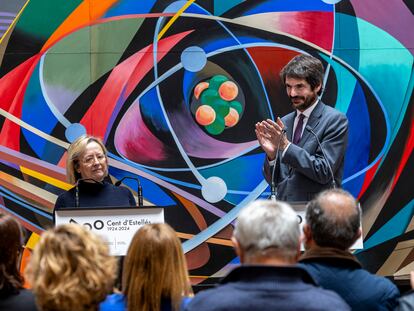 El ministro de Cultura, Ernest Urtasun, aplaude a Carmina Andrés, hija del poeta, este miércoles en el Centre de Cultura Octubre, en Valencia.