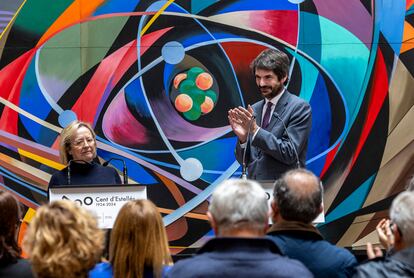 El ministro de Cultura, Ernest Urtasun, aplaude a Carmina Andrés, hija del poeta, este miércoles en el Centre de Cultura Octubre, en Valencia.