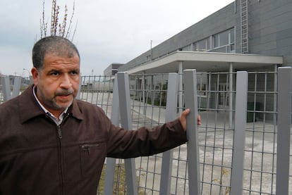 Redouane Hakim, el padre de la niña sancionada por llevar velo, delante del colegio de Arteixo.