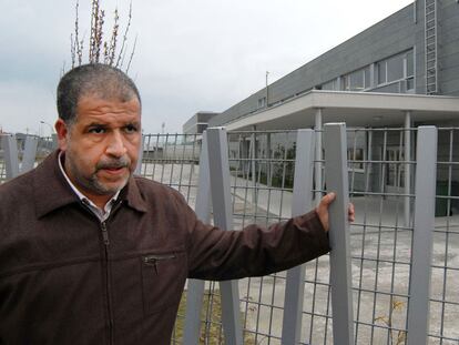 Redouane Hakim, el padre de la niña sancionada por llevar velo, delante del colegio de Arteixo.