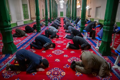 Uigures rezan en una mezquita en Kasgar, en abril de 2021.