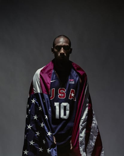 Kobe Bryant posa con la bandera de EE UU y la camiseta de la selección del país, el 23 de julio de 2008.