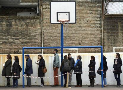 Ciudadanos franceses esperan su turno para votar en el Liceo Francés Charles de Gaulle en Londres (Reino Unido).