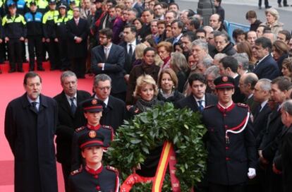 La presidenta de la Comunidad de Madrid, Esperanza Aguirre, encabeza la ofrenda floral ante de la sede del Gobierno Regional en la Plaza del Sol. A su izquiera, el alcalde de Madrid, Alberto Ruiz Gallardón, y el líder del PP, Mariano Rajoy, y a su derecha, David Pérez, portavoz del PP en la Asamblea de Madrid. Detrás, Manu Menéndez y Gregorio Gordo, portavoces del PSOE y de IU, respectivamente, en el Parlamento regional.