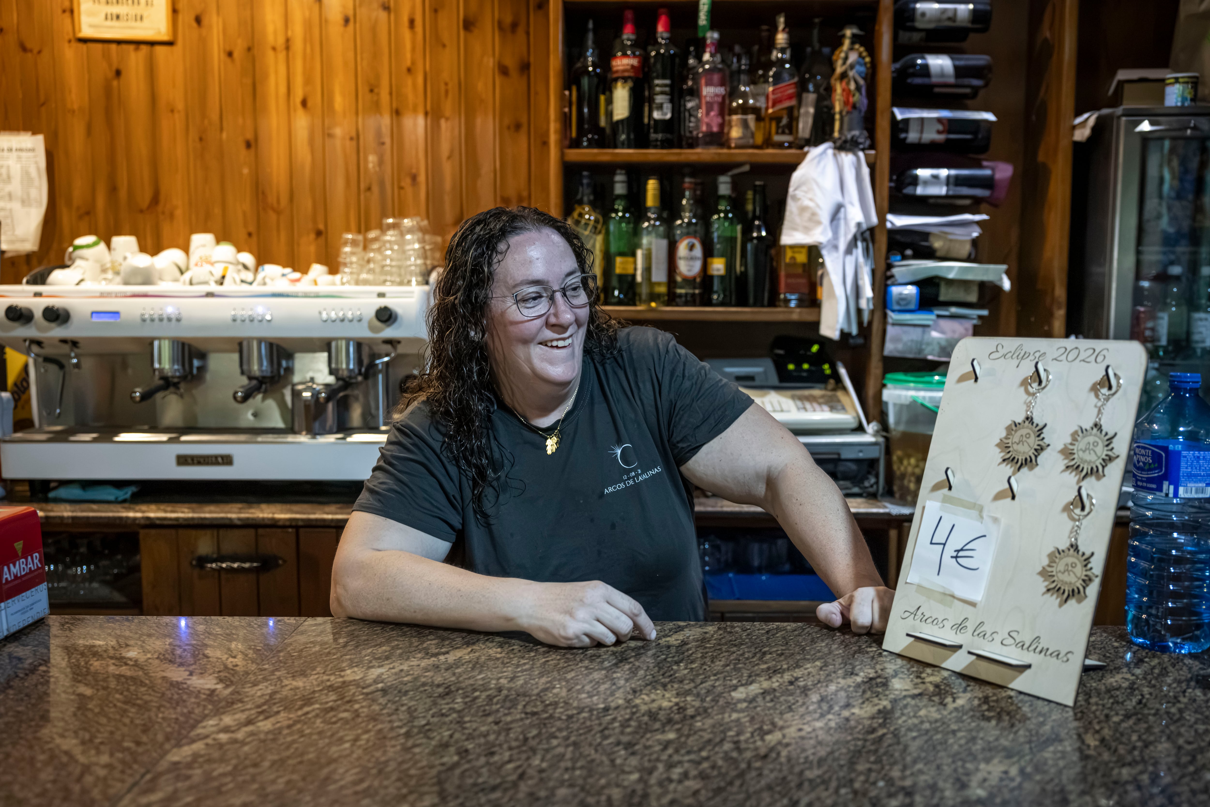Inma Alvir, en el bar de Arcos de las Salinas, el 27 de julio de 2026.