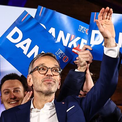 Vienna (Austria), 29/09/2024.- Chairman and top candidate of the Freedom Party of Austria (FPOe) Herbert Kickl (C) celebrates during FPOe election event after parliamentary elections in Vienna, Austria, 29 September 2024. Austria's far-right Freedom Party is heading for an unprecedented general election victory under leader Herbert Kickl, according to projections. (Elecciones, Viena) EFE/EPA/FILIP SINGER
