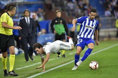 Álvaro Odriozola y Jony Rodríguez, en un lance del partido.