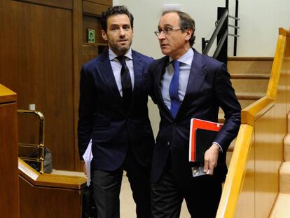 Alfonso Alonso y Borja Semper entrando al Parlamento vasco este miércoles.