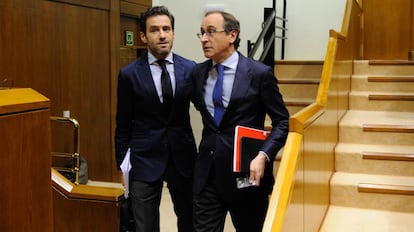 Alfonso Alonso y Borja Semper entrando al Parlamento vasco este miércoles.