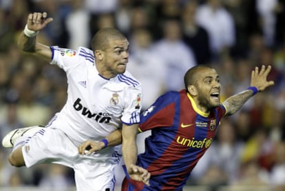 Pepe se anticipa a Alves y remata al palo.