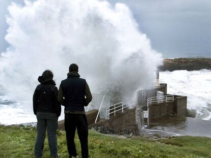 Olas por el temporal en espigón en Rinlo (Ribadeo)