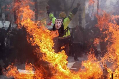 Protesta de los 'chalecos amarillos' este sábado por el centro de París (Francia).