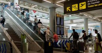 Pasajeros en el interior del aeropuerto de Palma de Mallorca.