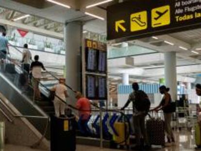 Pasajeros en el interior del aeropuerto de Palma de Mallorca.