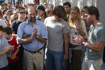 José Manuel García, en la concentración en protesta por el asesinato de su esposa, Anna Permanyer.