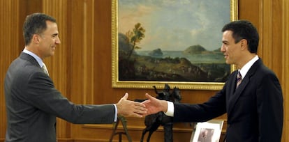 El rey Felipe VI recibe en el palacio de la Zarzuela a Pedro Sánchez (d), secretario general del PSOE, en julio de 2014.