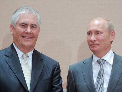 Tillerson y Putin, en 2011, firmando un acuerdo en Sochi (Rusia) en 2011.