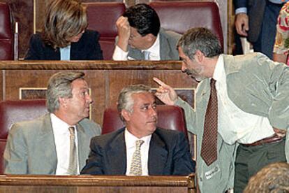 Gaspar Llamazares (dcha.) conversa con Luis de Grandes en presencia de Javier Arenas.