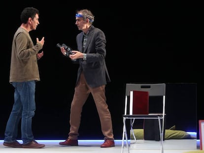 Juan Mayorga, izquierda, junto a César Sarachu, durante un ensayo de la obra 'Intensamente azules', en el teatro de Torrelodones.