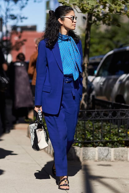 El traje de pantalón ancho es una de las grandes apuestas del otoño. Caroline Issa eligió uno en tono azul para acudir al desfile de Tibi.