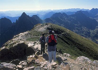 Senderistas en su ascenso por el pico Salvaguardia (Huesca), camino de Francia atravesando la frontera pirenaica.
