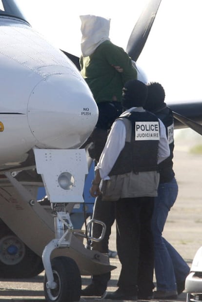 Policías franceses embarcan en un avión a Mikel Carrera.
