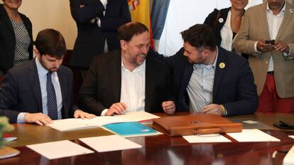 Oriol Junqueras, de ERC, conversa con Gabriel Rufi&aacute;n, este lunes en el Congreso de los Diputados, a donde ha llegado desde la c&aacute;rcel de Soto del Real para tramitar su acta parlamentaria, previo al pleno de constituci&oacute;n de las Cortes que tendr&aacute; lugar ma&ntilde;ana.