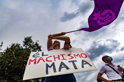 Varias mujeres participan en una concentración feminista para condenar los últimos casos de violencia machista, este viernes en Toledo.