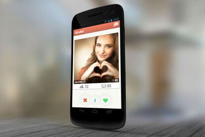 Aunque se venda como tal, a Tinder no se va a buscar el amor. En la red social cada usuario crea su perfil con varias fotografías y algunos datos personales básicos, accesibles de forma pública. Aquí todos los usuarios se muestran como en un catálogo, y se votan entre sí en base a sus gustos. ¿Te gusta? Aprobado. ¿No te gusta? Suspenso. Y si se gustan entre sí, entonces pueden hablar por privado en su propio chat limitado a mensajes de sólo texto.