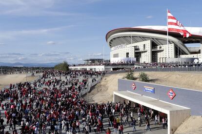 Llegada de aficionados al Wanda Metropolitano, antes del partido del Atlético de Madrid y el Málaga.