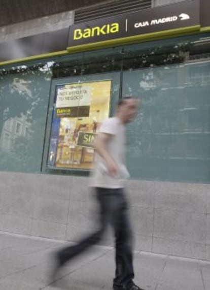 Un hombre pasa junto a una sucursal de Bankia en Madrid. EFE/Archivo