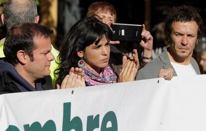 El alcalde de Cádiz, José María González 'Kichi' (i) junto a la secretaria general de Podemos Andalucía, Teresa Rodríguez, participan en la manifestación en Madrid.