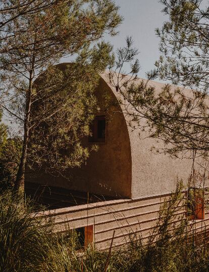 La Casa Ter está adaptada a las nuevas tecnologías y concebida desde el respeto por el entorno natural, los árboles, las vistas, los terrenos y la cultura mediterránea.