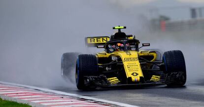 Carlos Sainz pilota su bólido bajo la lluvia en Hungría.