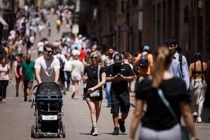 Transeúntes pasean por la Calle Ferrán, en el centro de Barcelona.