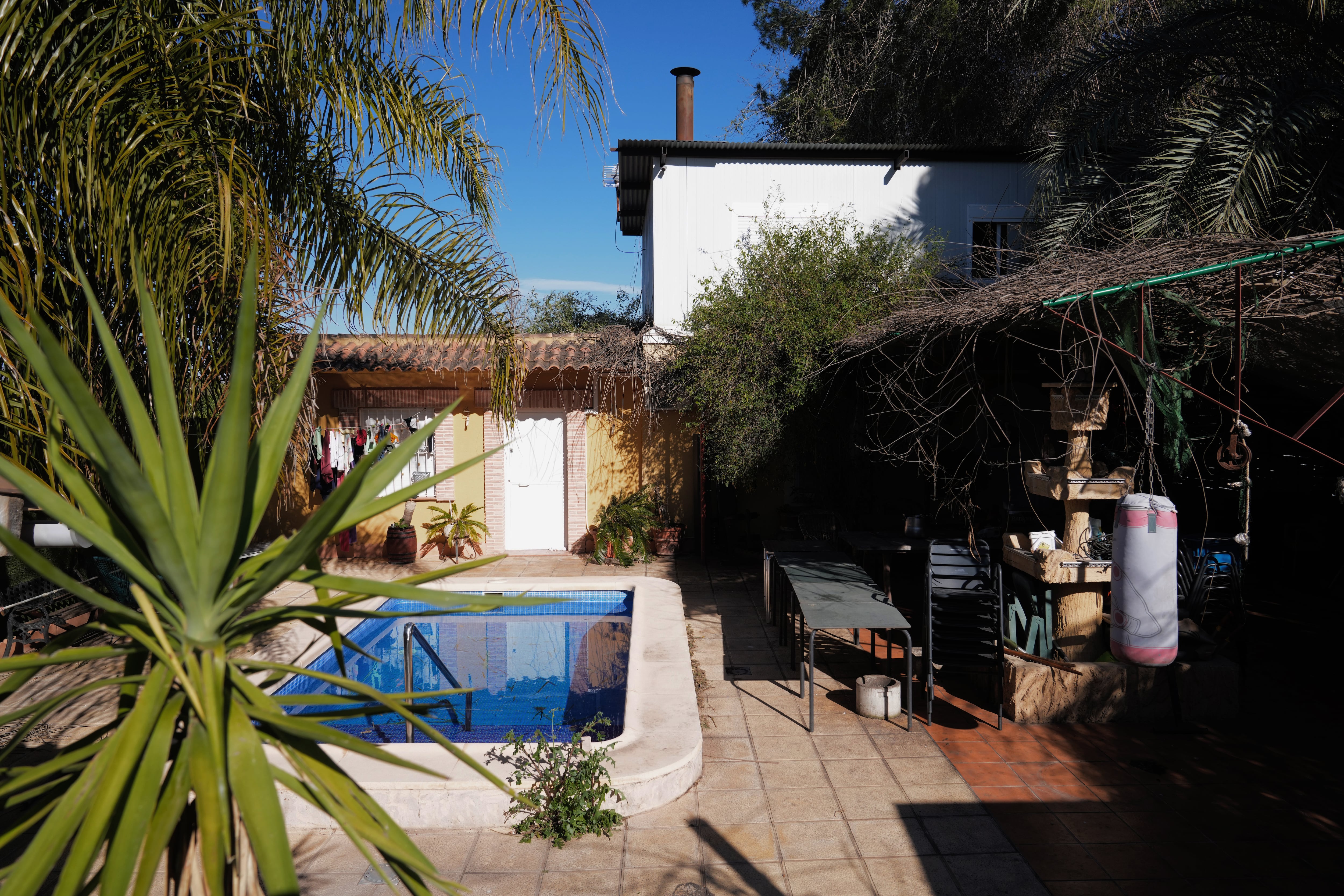 Interior de la vivienda donde ha aparecido la mujer retenida en Murcia, este jueves. 