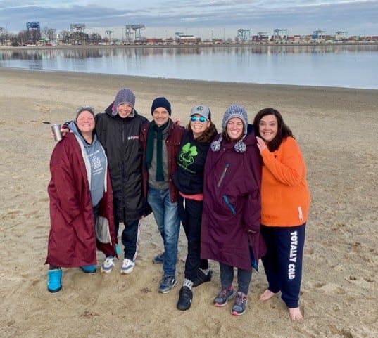 Jordi Ballart en Boston, con varias nadadoras, tras un baño invernal, en una foto cedida por el escritor.