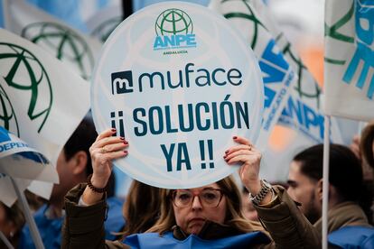 Varias personas durante una concentracin, frente a la sede central de MUFACE, a 22 de enero de 2025, en Madrid (Espa?a). Lanzuela / Europa Press