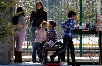 Maude Versini visita este sábado a sus tres hijos, que viven en México. Le acompaña otra más pequeña, fruto de su pareja en Francia.