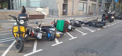 Motos tiradas al suelo durante los incidentes de la segunda noche de La Mercè, en la calle de Consell de Cent.
