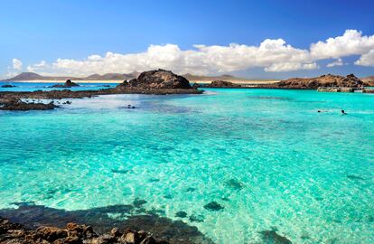A tan solo 20 minutos en barco desde Corralejo (Fuerteventura), se encuentra el islote de Lobos. Un rincón para desconectar y disfrutar entre sus aguas cristalinas.
