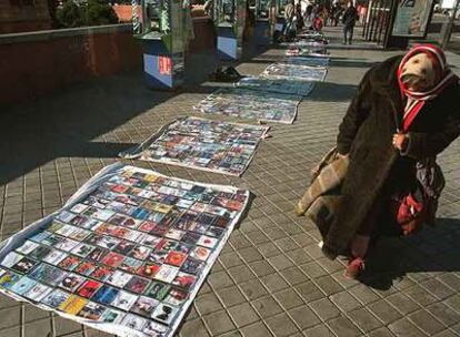 Venta ilegal de discos piratas en un <i>top manta</i> instalado en una calle de Madrid.