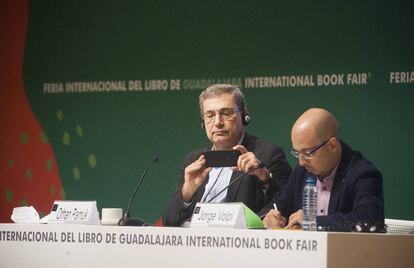 Orhan Pamuk y Jorge Volpi durante la apertura del salon literario en el marco de la feria del libro de Guadalajara. 