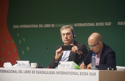 Orhan Pamuk y Jorge Volpi durante la apertura del salon literario en el marco de la feria del libro de Guadalajara.