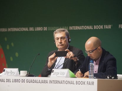Orhan Pamuk y Jorge Volpi durante la apertura del salon literario en el marco de la feria del libro de Guadalajara. 